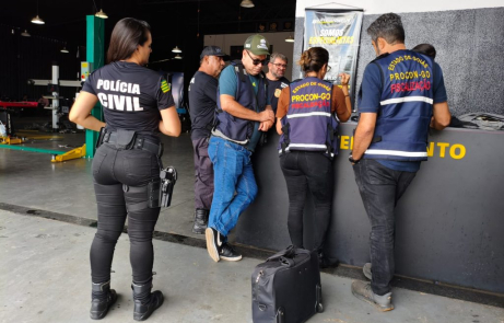 Procon suspende atividades de 2 revendedoras de pneus de Goiânia